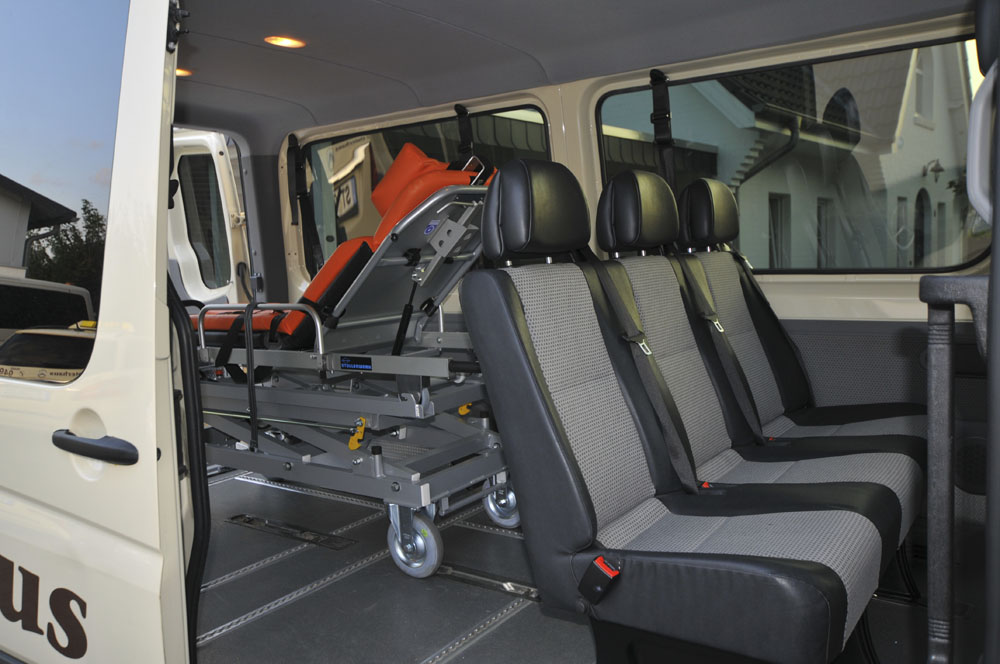 Innenraum eines Krankentransportwagens mit Trage für liegenden Transport