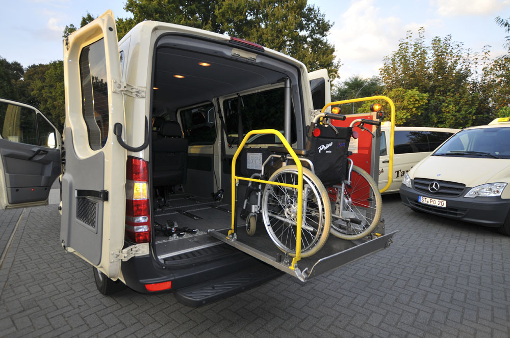 Rollstuhllift am Heck eines Fahrzeugs von Taxi Osterhaus